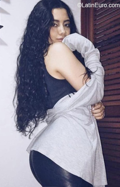 Date this gorgeous Venezuela girl Verona from Caracas VE3337