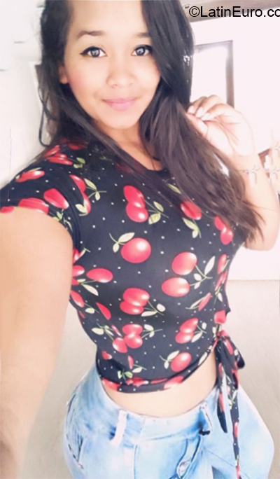 Date this gorgeous Venezuela girl Dayana from  VE3721