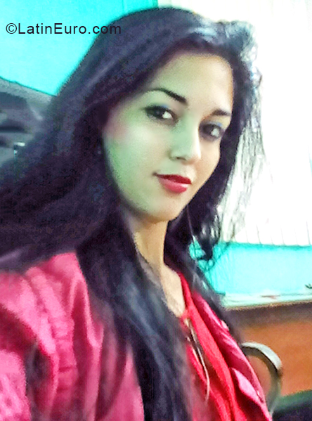 Date this attractive Cuba girl Veronica from Havana CU710