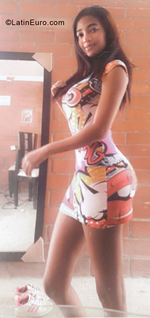 Date this sultry Colombia girl Eliana from Cali CO28293