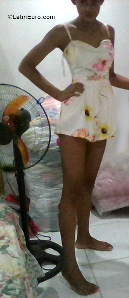 Date this pretty Dominican Republic girl Escarlett from Santo Domingo DO38616