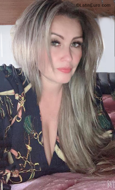 Date this beautiful Colombia girl Pilar from Bogota CO28366