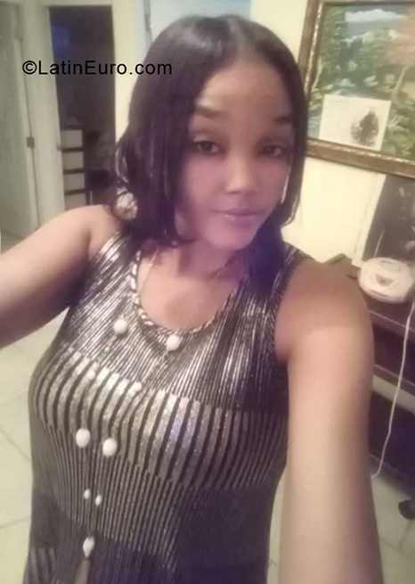 Date this good-looking Dominican Republic girl Laura from Santo Domingo DO38739