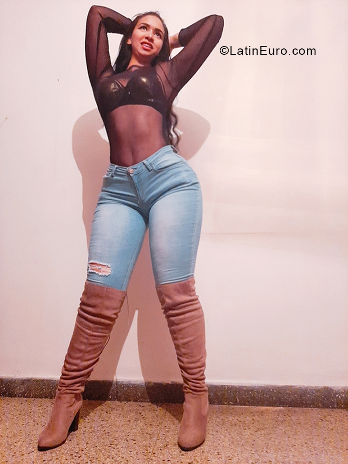 Date this charming Venezuela girl Michell from Valencia VE3475