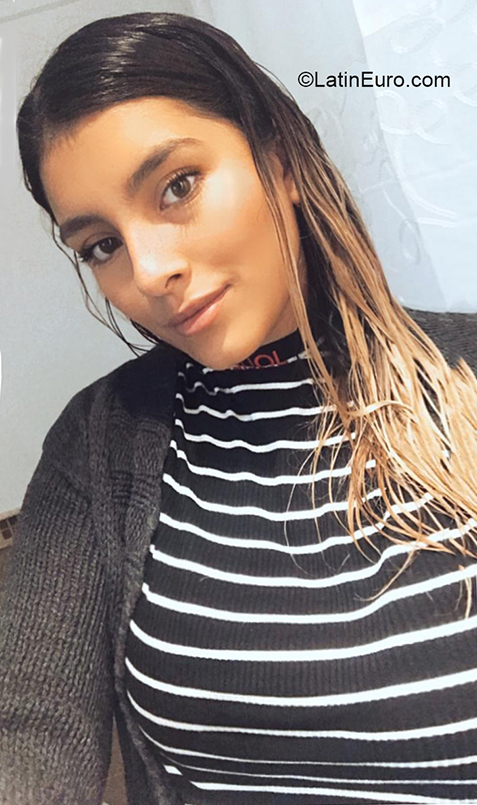 Date this pretty Argentina girl Maria from Buenos Aires AR548