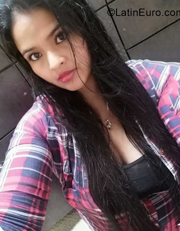 Date this attractive Colombia girl Leidy from Bogota CO28684