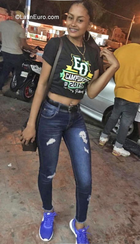 Date this hard body Dominican Republic girl Yomairis from Santo Domingo DO38845