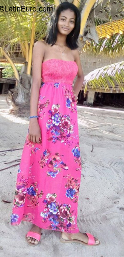 Date this pretty Honduras girl Tatiana from Trujillo HN2874