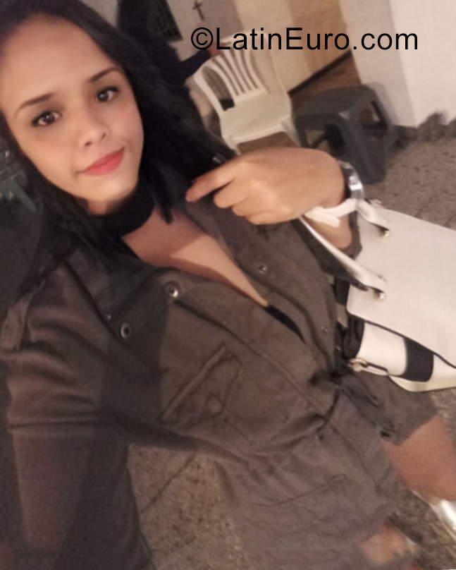 Date this young Venezuela girl Daniela from Valencia VE3695