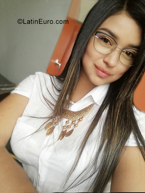 Date this attractive Colombia girl Moni from Bogota CO29266