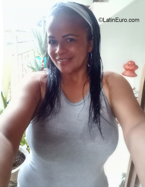 Date this nice looking Colombia girl Tica from Cali CO30017