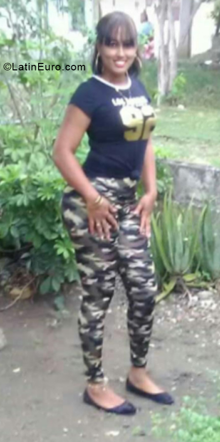 Date this attractive Dominican Republic girl Ingrid from Santo Domingo DO39811