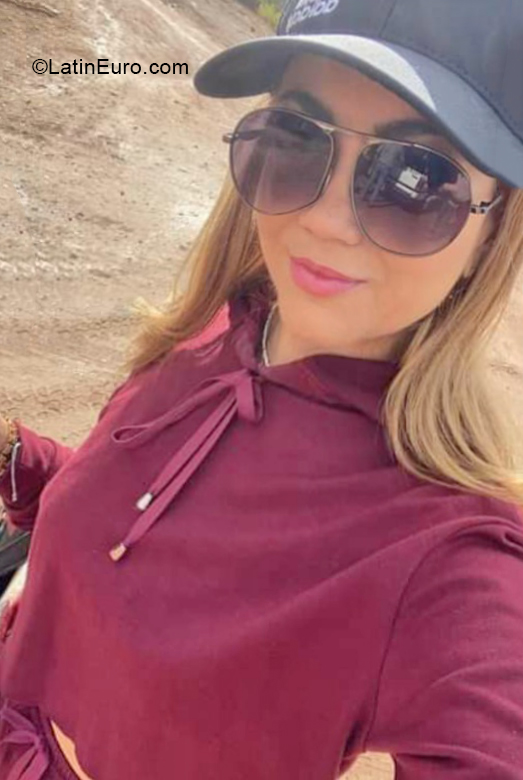 Date this stunning Colombia girl Lorely from  CO30402