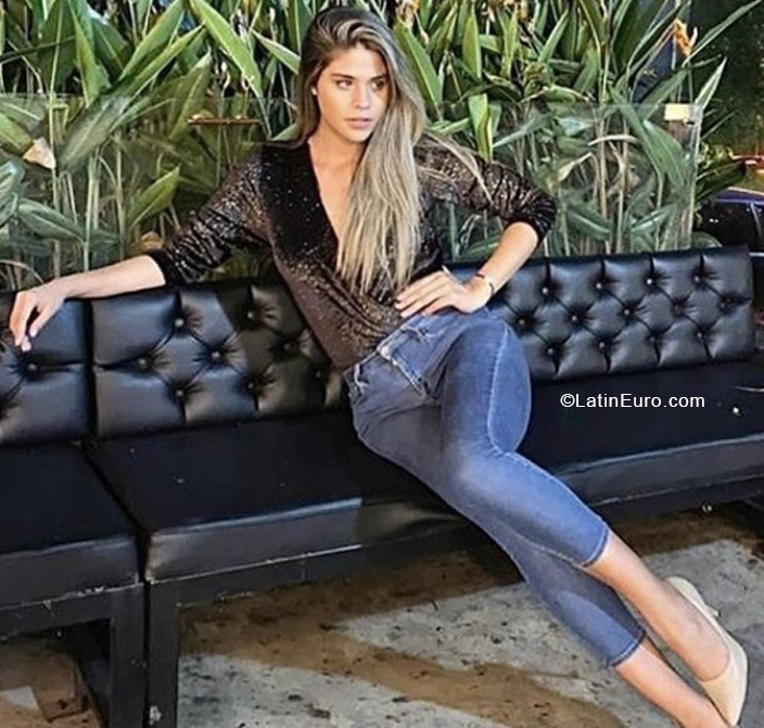 Date this delightful United States girl Violeta from Los Angeles US21360