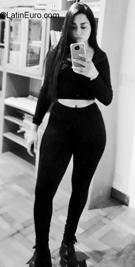 Date this tall Argentina girl Daiana from Buenos Aires AR775