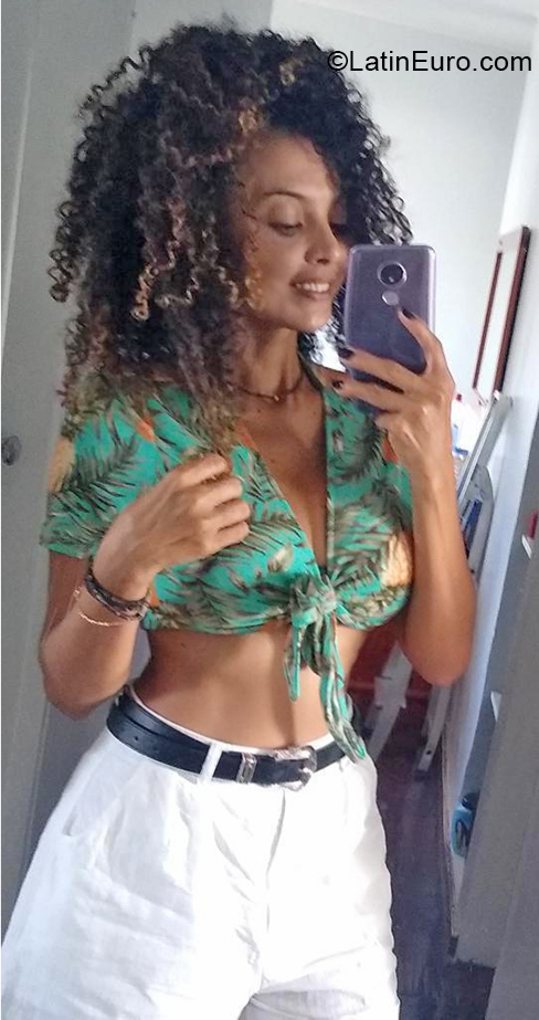 Date this sultry Brazil girl Maria from Brasilia BR11442