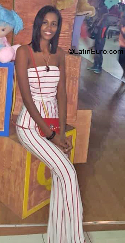 Date this sensual Dominican Republic girl Esras from Santo Domingo DO40191