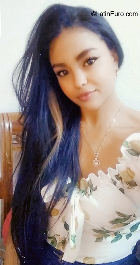 Date this happy Venezuela girl Esmeralda from Caracas VE4158