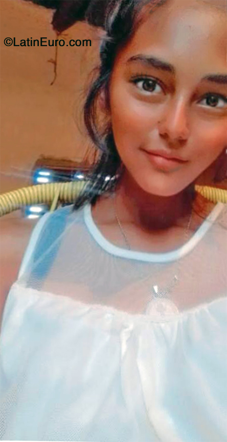 Date this young Paraguay girl Darah from Aregua PY62