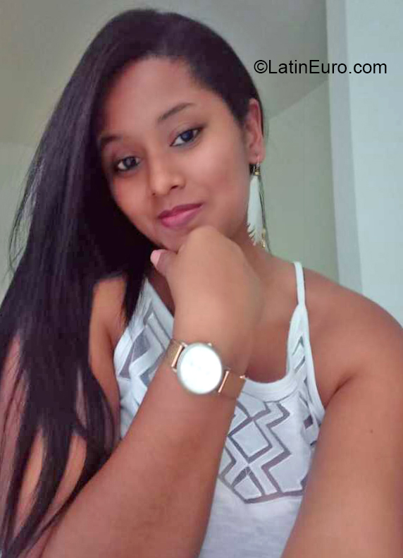 Date this happy Colombia girl Samantha from Cali CO31033