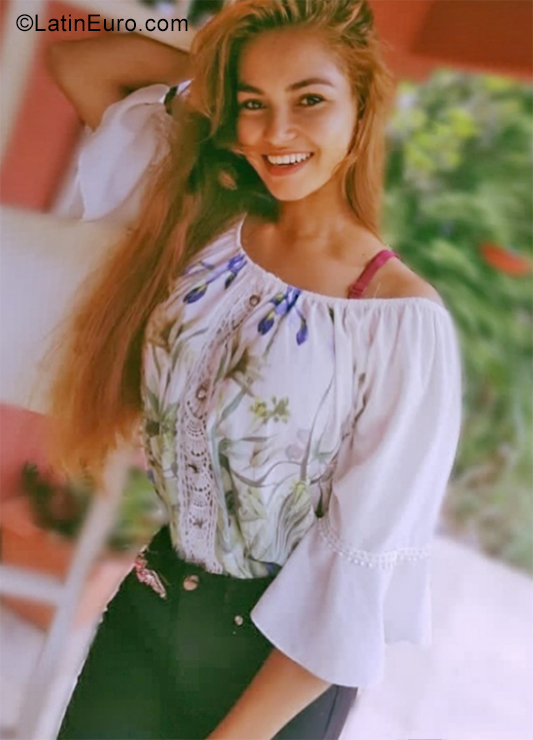 Date this voluptuous Panama girl Dorkilis from Panama PA1321