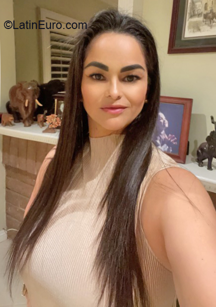 Date this happy United States girl Yaneth from Walnut US21612