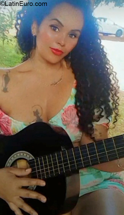 Date this nice looking Brazil girl Amanda from Uberlandia BR11729