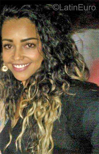 Date this sultry Brazil girl Ana Carolina from Sud Mennucci BR11910