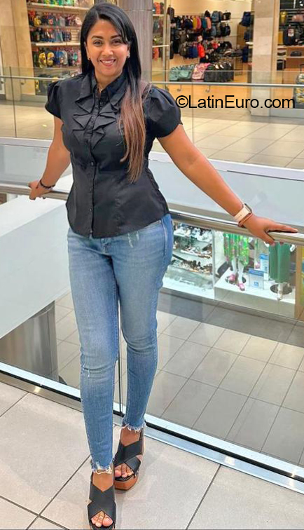 Date this lovely Dominican Republic girl Wendy from Santo Domingo DO40953