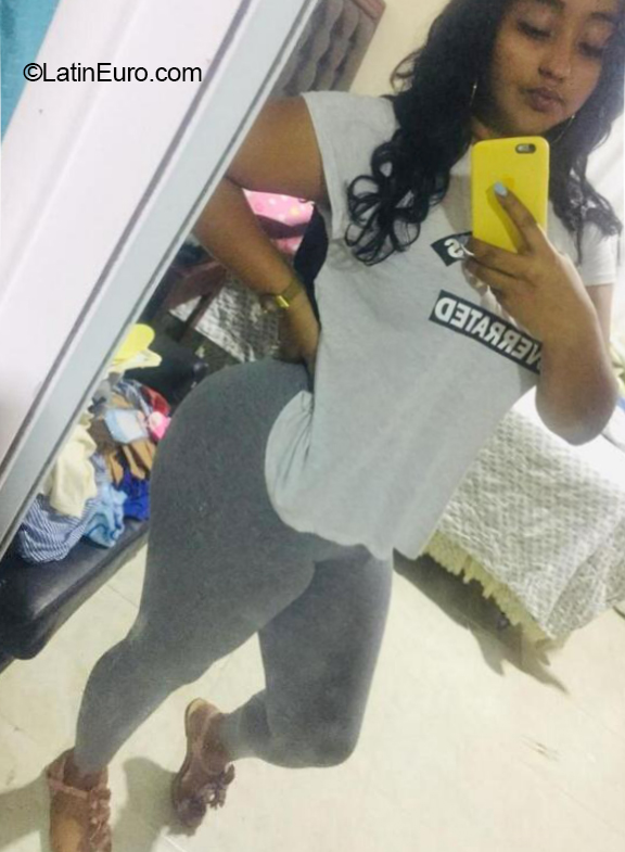 Date this voluptuous Dominican Republic girl Nicky from Santo Domingo DO40964