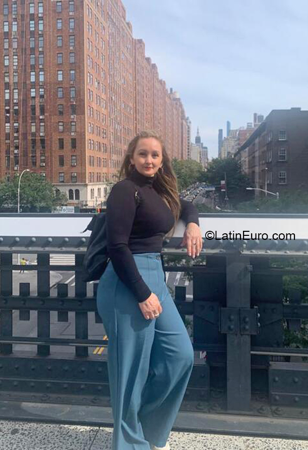 Date this good-looking Colombia girl Lesly from Armenia CO32059