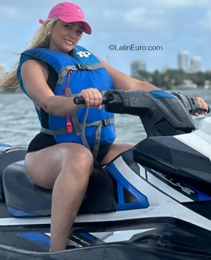 Date this beautiful Dominican Republic girl Desiree from Santo Domingo DO41078