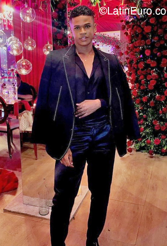 Date this foxy Colombia man Andres from Cali CO32169