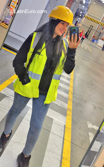 Date this nice looking Colombia girl Angie from Medellin CO32173