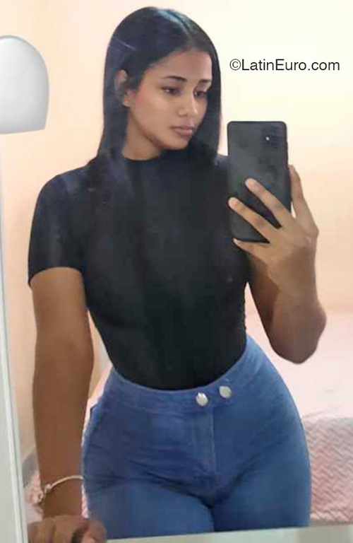 Date this happy United States girl Angela from Santo Domigno DO46647