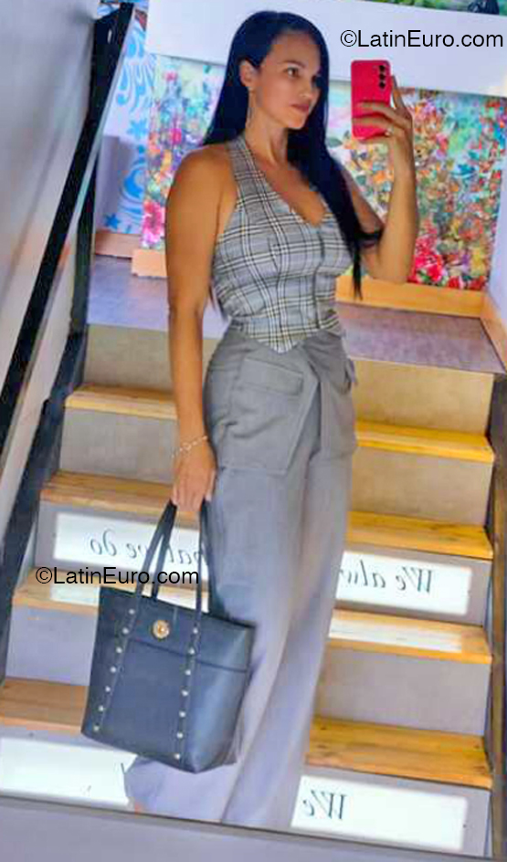 Date this lovely Colombia girl Liliam from Cali CO32813