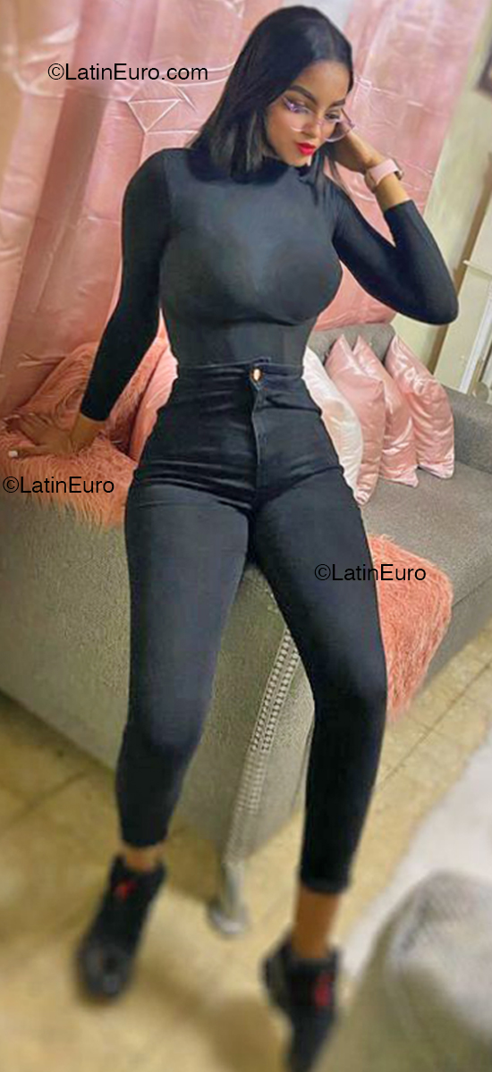 Date this happy Dominican Republic girl Cynthia mariel from Santo Domingo DO52674