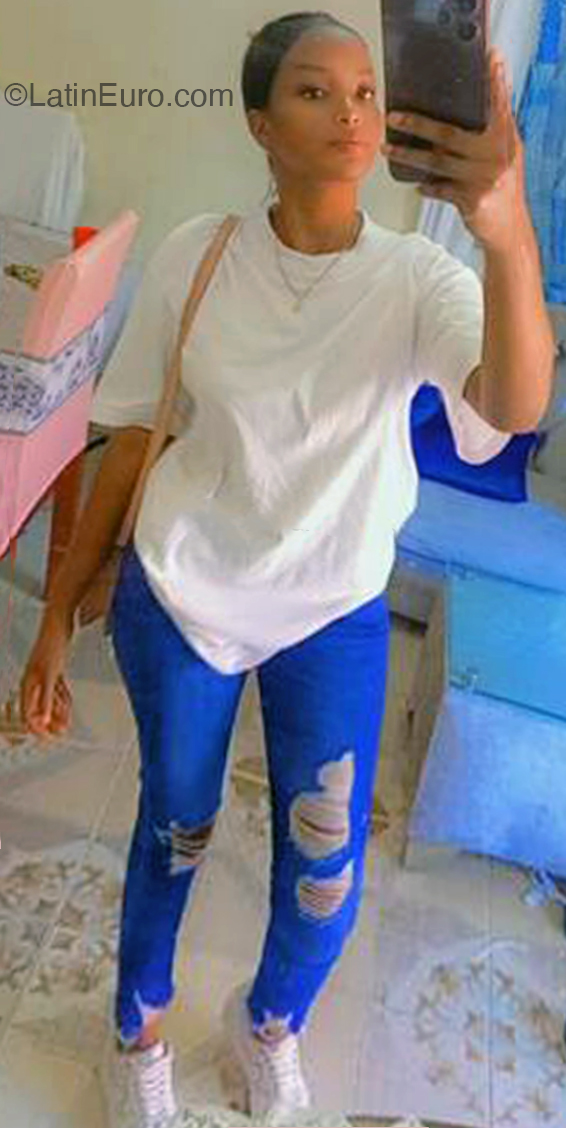 Date this tall Dominican Republic girl Adana from Santo Domingo DO52827