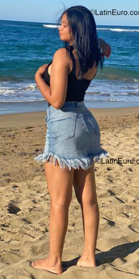 Date this voluptuous Dominican Republic girl Areysi from Nagua DO52842