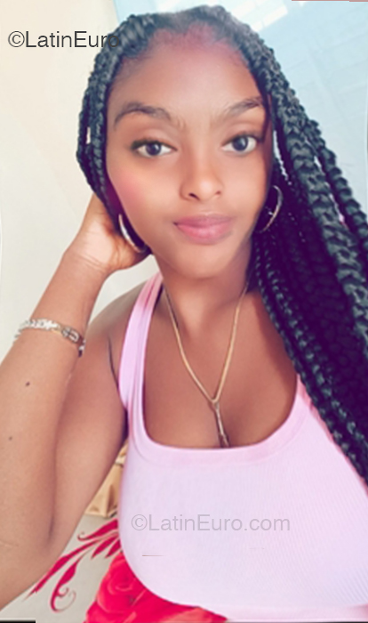 Date this athletic Dominican Republic girl Veronica from Santo Domingo DO53052