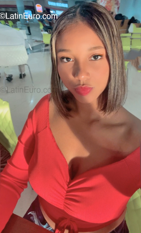 Date this foxy Dominican Republic girl Paula from Santiago DO53595