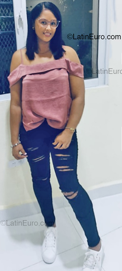 Date this gorgeous Dominican Republic girl Yomaris from Santo Domingo DO53615