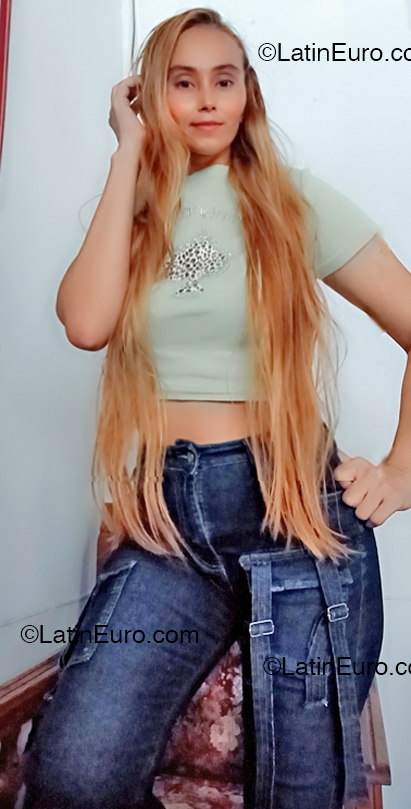 Date this attractive Colombia girl Sofia from Bogota CO33233