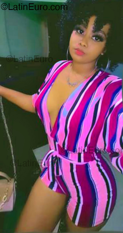 Date this stunning Dominican Republic girl Yenni from Santo Domingo DO54403