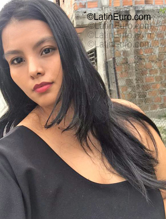 Date this beautiful Colombia girl Daniela from Bogota CO33325
