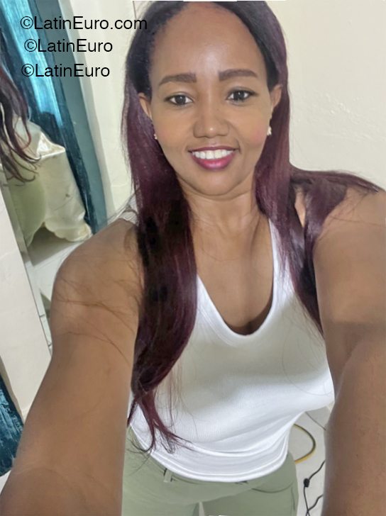 Date this stunning Aruba girl Jessica from Aruba AW44
