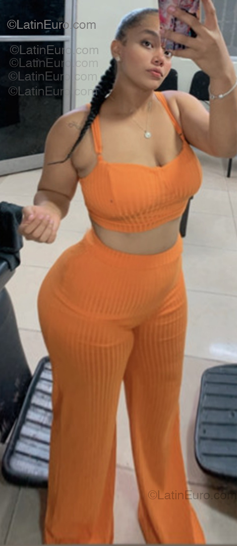 Date this pretty Dominican Republic girl Yessica from Santos Domingo DO55027