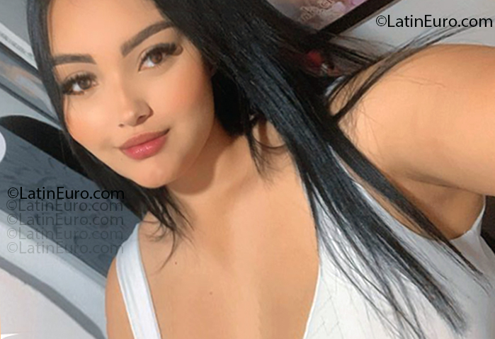 Date this nice looking Colombia girl Caro from Medellin CO33385