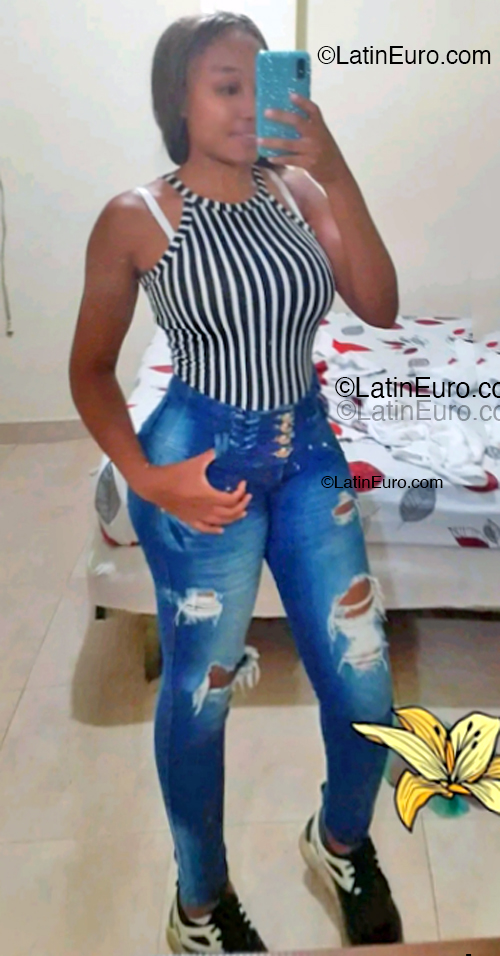 Date this voluptuous Colombia girl Denisse from Cali CO33388