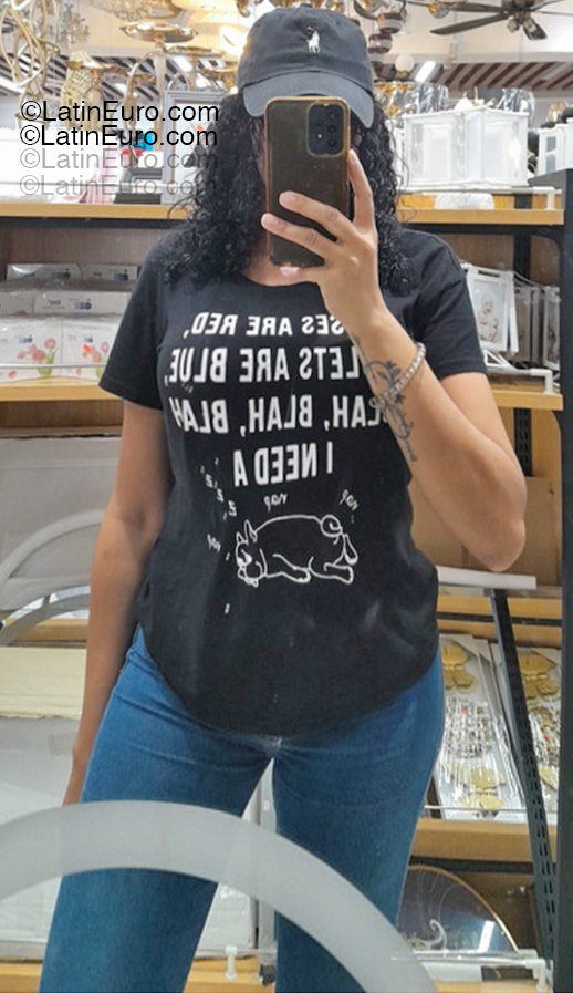 Date this funny Dominican Republic girl Ara from Santo Domingo DO55243